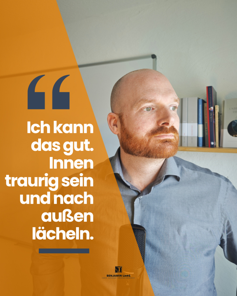 Benjamin mit nachdenklichem Blick reflektiert authentisch leben – Maske vs. innere Echtheit im Coaching.